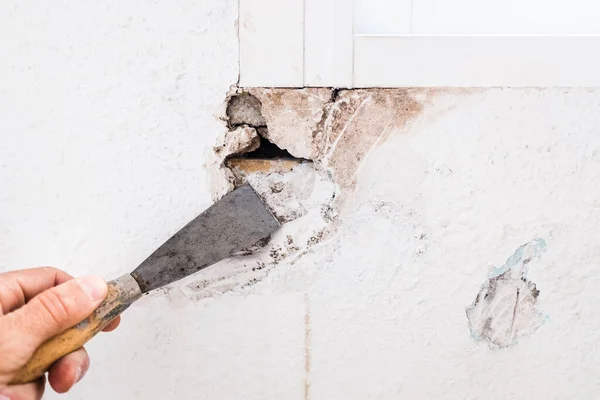 Detalhe Reparação Buraco Parede Sala Estar Usando Massa Enchimento — Fotografia de Stock