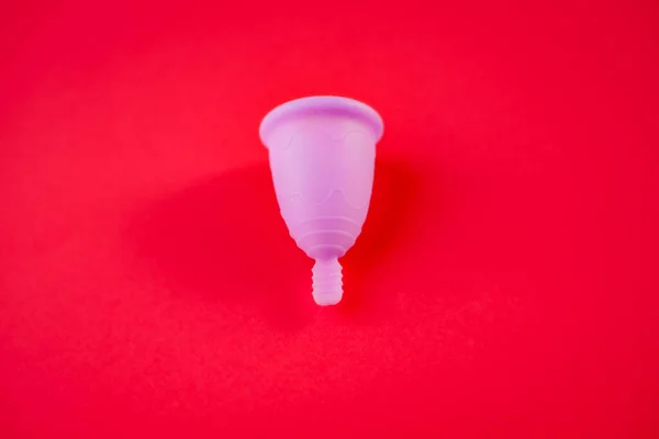 Ένα Κύπελλο Εμμηνόρροιας Σιλικόνης Που Απομονώνεται Κόκκινο Φόντο — Φωτογραφία Αρχείου
