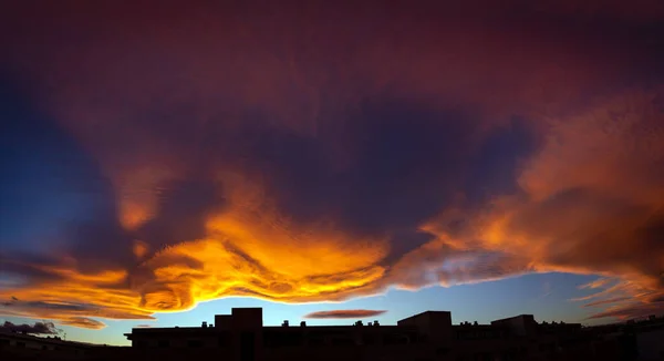 Krásná Obloha Západu Slunce Červenými Oranžovými Mraky Budovami Města — Stock fotografie