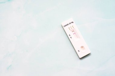 Beyaz zemin üzerinde izole edilmiş negatif tükürük hızlı covid antijen testi.