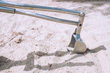 Çocuklar için el yapımı metal kazıcı ve kumla eğlenme alıştırması..