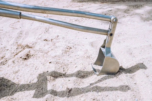 Çocuklar için el yapımı metal kazıcı ve kumla eğlenme alıştırması..