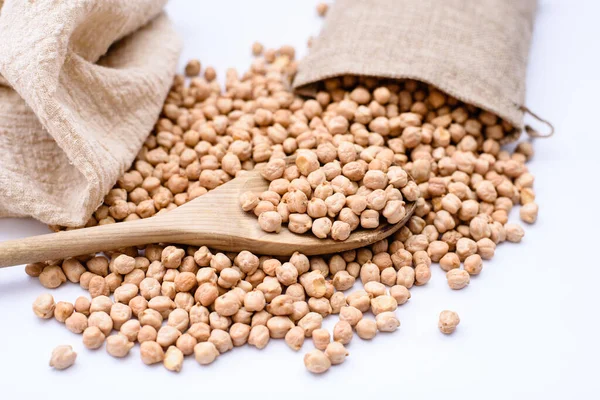 Kurumuş nohut yığını, beyaz arka planda izole edilmiş.