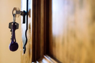 Tatil evi sahibi tarafından açılan kapının kilidinde anahtar var..