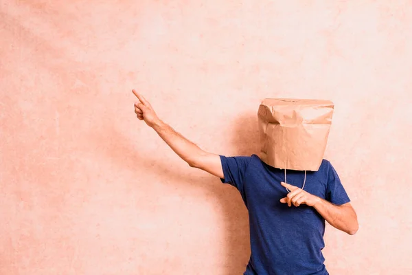 Homem Engraçado Com Cabeça Coberta Com Saco Papel Gesticulando Com — Fotografia de Stock