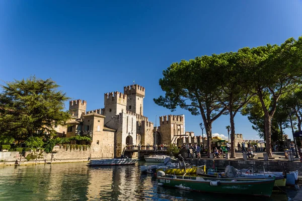 Sirmione Itália Setembro 2021 Barcos Atracados Lado Castelo Sirmione Lago — Fotografia de Stock