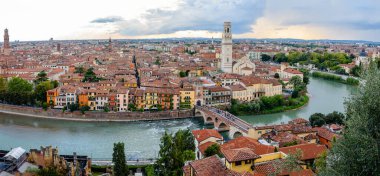Verona Kalesi 'nin tepesinden yayılan panoramik, nehir boyunca uzanan ortaçağ şehrinin çatıları ve sokakları manzaralı..
