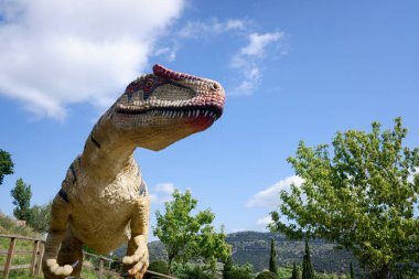Büyük dişli bir dinozor olan Allosaurus Fragilis 'in açık hava parkında yeniden yaratılması..