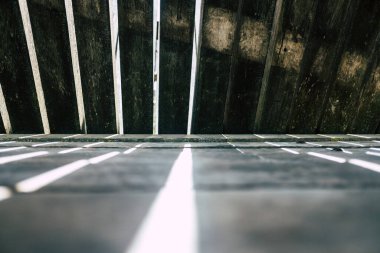 Işık eski ahşap kalasların arasından parlıyor, geçmişe dönük ve klasik tarzda tasarlamak için bir arka plan..