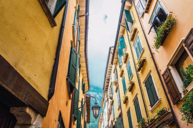 Turistlerin olmadığı bir kış gününde güzel, tipik İtalyan renklerinden oluşan eski ve dar sokaklar..