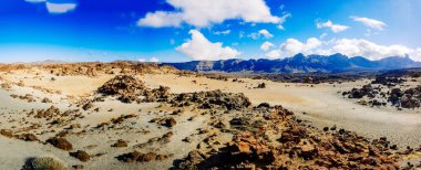 Tenerife 'deki sünger taşı ve volkanik taştan yapılmış San Jose Madenlerinin panoramik manzarası.