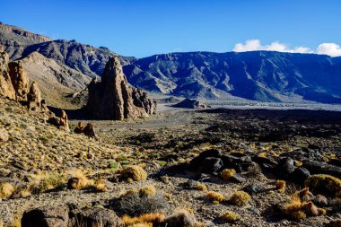 Roques de Garcia, Tenerife 'deki panoramik manzara, muhteşem volkanik kaya oluşumları.