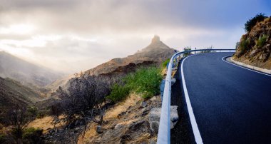 Roque Bentayga güzel ve sisli bir günde yolda görüldü.
