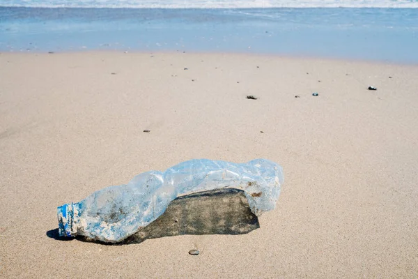 ビーチでゴミやプラスチックを投げ 汚染する行楽客の動機を示す写真 — ストック写真