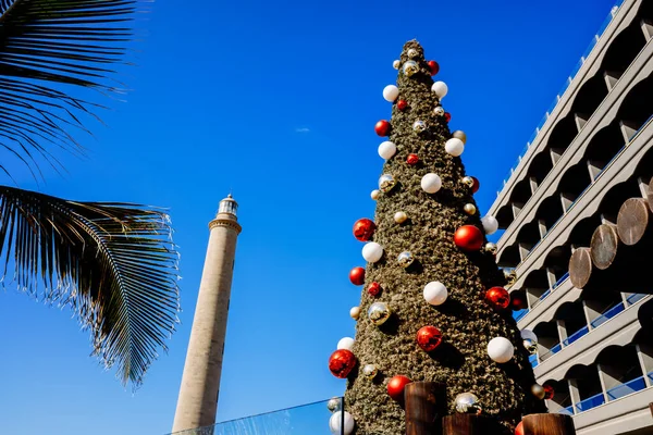 Uma Árvore Natal Adorna Entrada Bloco Habitação Luxo Resort Verão — Fotografia de Stock