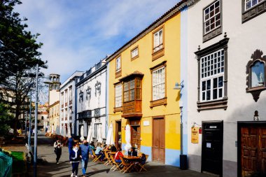 San Cristobal de La Laguna, İspanya - 14 Ocak 2022: Eski San Cristobal Tenerife kasabasının renkli sokakları