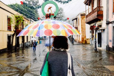 Kötü havada, iyi bir yüz, yağmurlu günlerin neşeyle karşılanması için söylenen bir sözdür..