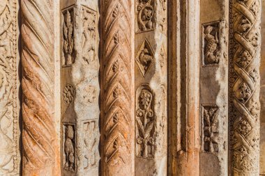Verona 'nın Duomo sütunlarının kayasındaki oymaların ayrıntıları, zanaatkarların antik sembolleri..