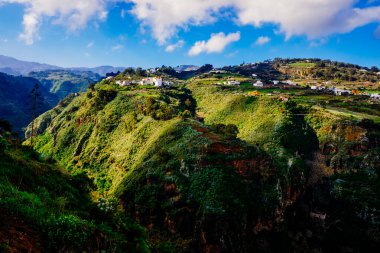 Gran Canaria adasındaki Moya vadisinin manzarası, yapraklı vadinin panoramik manzarası.