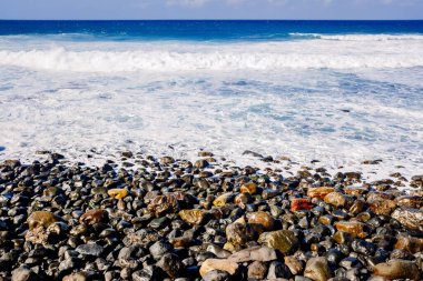 Atlantik kayalık kıyıları mavi gökyüzü ile güneşli bir günde okyanus tarafından yıkandı..