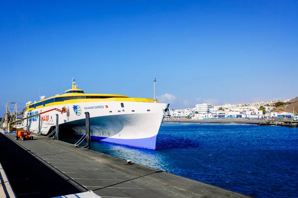 Agaete スペイン 2022年1月14日 テネリフェ島とグラン カナリア島を結ぶフェリーが港に停泊 — ストック写真