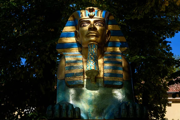 Peschiera Garda Italie Octobre 2021 Imposer Sculpture Sphinx Égyptien Doré — Photo