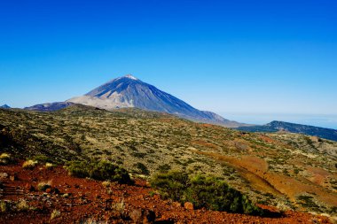 Teide yanardağının parlak sabahında karlı zirvesiyle etkileyici bir manzarası var..