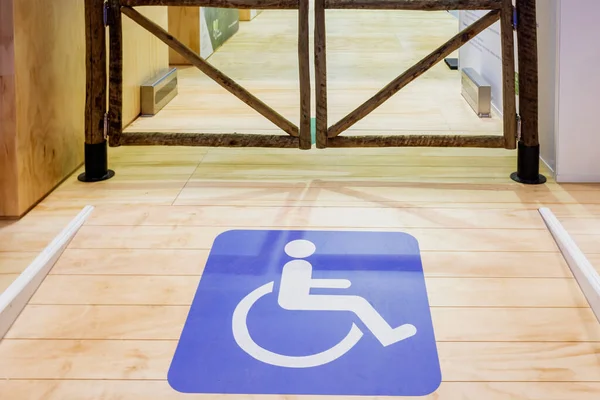 Доступ Пристосований Людей Обмеженими Можливостями Руху Позначений Піктограмою Інвалідного Візка — стокове фото