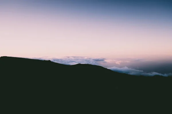 Ηλιοβασίλεμα Στην Κορυφή Ενός Βουνού Πάνω Από Σύννεφα Κάτω Μια — Φωτογραφία Αρχείου