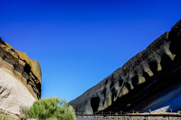 辉长岩和玄武岩地质层在Teide火山附近形成了漂亮的引人注目的色彩层 — 图库照片