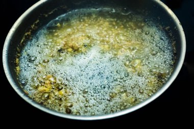 Çorba için sebze pişirmek için kaynar suyla kaynayan bir tencere..