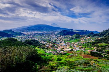 San Cristobal de la Laguna kasabası, Anaga Doğal Parkı 'na bakıyor.