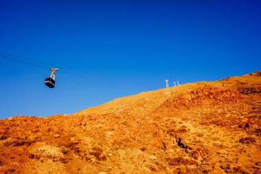 Tenerife, İspanya - 18 Ocak 2022: Teleferiğin kabini Teide zirvesine kadar turistlerle birlikte dağ yamacına çıkıyor.
