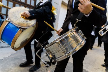 Valencia, İspanya - 1 Şubat 2022: Geleneksel bir Valensiyalı müzik grubunun davulcusu.