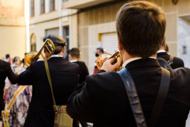 Valencia, İspanya - 1 Şubat 2022: Geleneksel bir Valensiyalı müzik grubunun trompetçisi popüler bir pasodoble performansı sergiliyor..