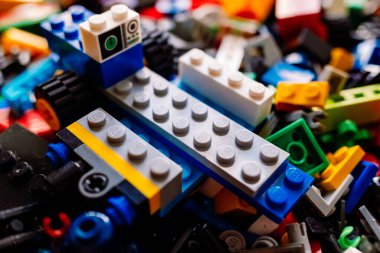Valencia, İspanya - 9 Şubat 2022: Yerdeki dağınık lego parçaları, detay.
