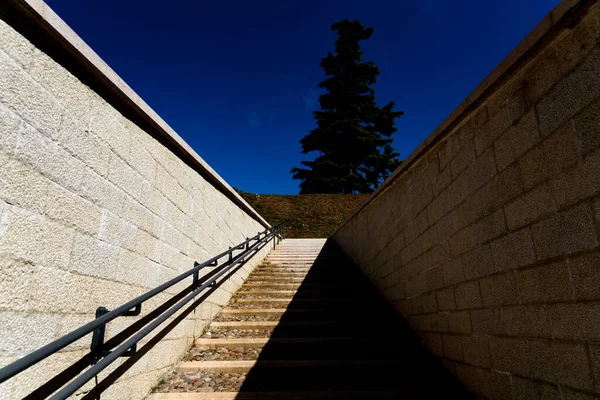 Uma Escada Pedra Exterior Simetricamente Sombreada Pelo Sol Iluminado — Fotografia de Stock