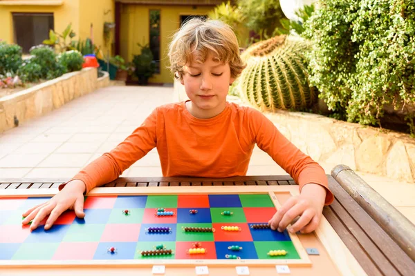 Student Chlapec Pomocí Montessori Šachovnice Venku Dělá Domácí Výuku — Stock fotografie