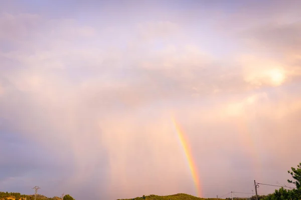 Arco Íris Nuvens Chuva Sobre Uma Colina — Fotografia de Stock