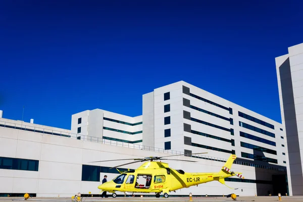Valencia Spanien Februari 2022 Medicinerad Helikopter Från Räddningstjänsten Vid Helikoptern — Stockfoto