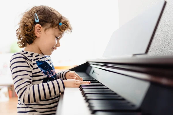 Liebenswertes Kleines Mädchen Das Klavier Sitzt Und Mit Noten Experimentiert — Stockfoto