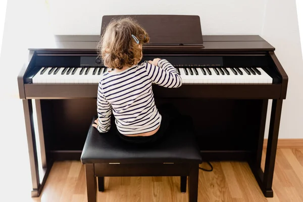 Hübsches Jähriges Mädchen Übt Klavierspielen Von Hinten Gesehen Kopierraum — Stockfoto