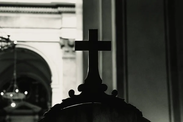 Croix Religieuse Bois Sur Confessionnal Intérieur Sombre Une Église Catholique — Photo