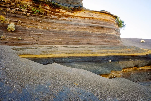 Estratos Geológicos Fonolíticos Basálticos Resultan Hermosas Capas Colores Llamativos Cerca —  Fotos de Stock