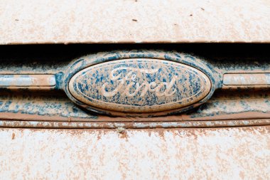 Valencia, İspanya - 15 Mart 2022 Çöldeki toprak yağmurdan kalan logosu kirli bir Ford arabasının kaputu.