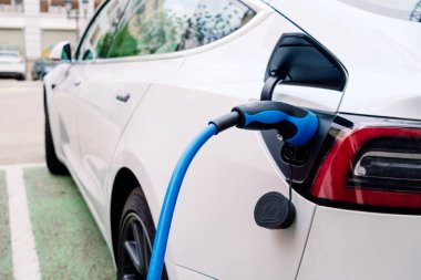 Elektrikli arabaları şarj etmek için elektrik talebi artıyor.