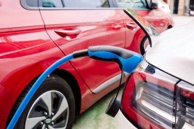 Elektrikli arabaları şarj etmek için elektrik talebi artıyor.