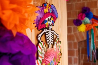 Komik bir iskelet, öldüğü gün bir sınıfın kapısını süslüyor..