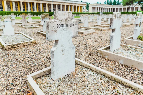 Równe Anonimowe Groby Dedykowane Włosku Nieznanemu Żołnierzowi Cmentarzu Weronie — Zdjęcie stockowe