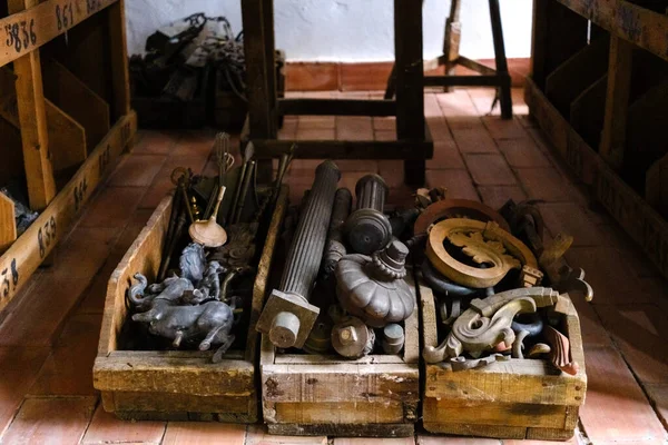 Erimiş metalin ekstrüzyonuyla bakır kaplar oluşturmak için kalıp ve parçalar..